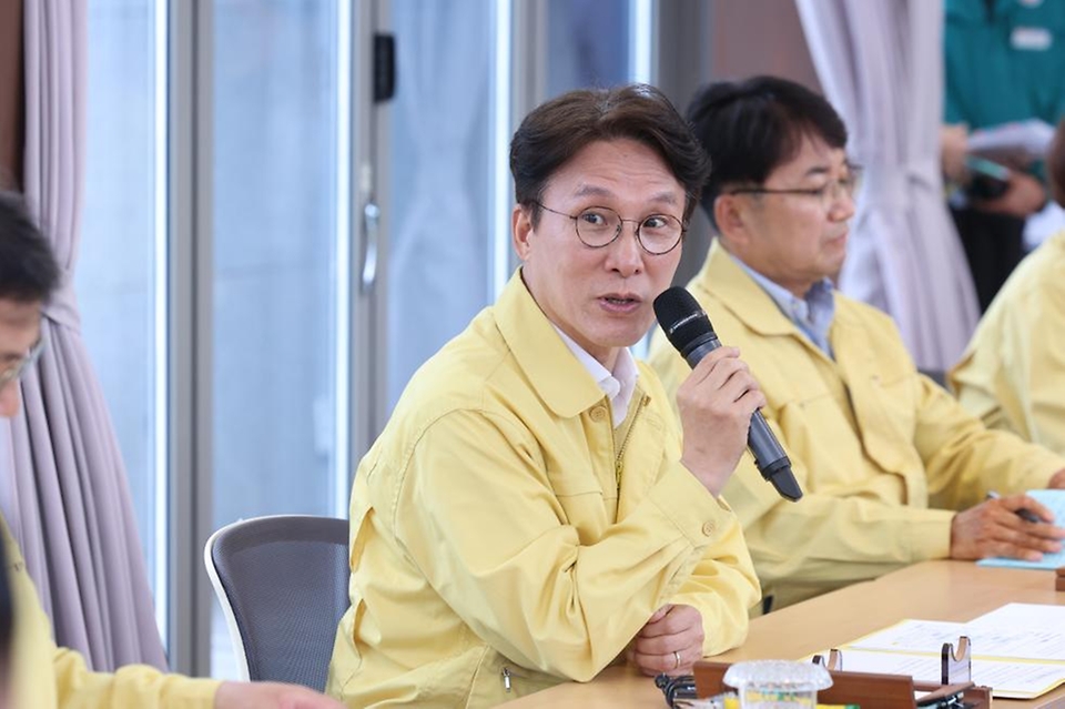 김민석 국무총리가 19일 경남 산청군 시천면 한국선비문화연구원에 마련된 산불 이재민 주거시설을 찾아 이재민과 간담회를 하고 있다.