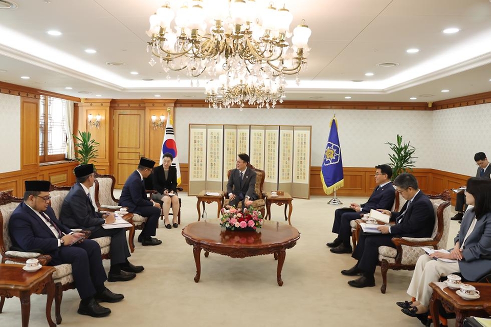 김민석 국무총리가 21일 세종대로 정부서울청사에서 수기오노 인도네시아 외교장관을 접견, 인사 및 환담을 나누고 있다.