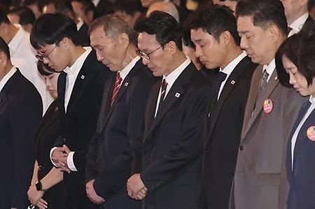 김민석 국무총리 3일 세종문화회관에서 열린 제4357주년 개천절 경축식에 참석, 경축사를 하고 있다.