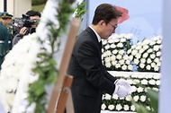 김민석 국무총리가 19일 전남 구례군 지리산역사문화관에서 열린 여수·순천 10·19사건 제77주기 합동 추념식에 참석, 추념사를 하고 있다.