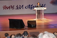 김민석 국무총리가 16일 경남 창원시 3·15아트센터에서 열린 제46주년 부마민주항쟁 기념식에 참석, 기념사를 하고 있다.