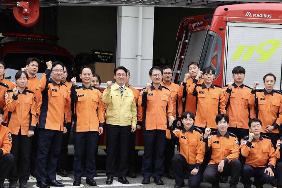 김민석 국무총리가 추석 연휴를 하루 앞둔 2일 종로구 종로소방서를 방문, 근무자들을 격려하고 있다.