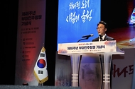 김민석 국무총리가 16일 경남 창원시 3·15아트센터에서 열린 제46주년 부마민주항쟁 기념식에 참석, 기념사를 하고 있다.