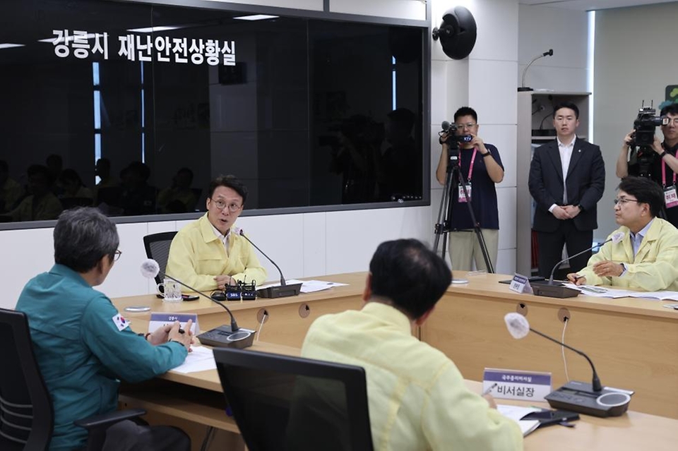 김민석 국무총리가 5일 강원 강릉시청 재난상황실에서 열린 강릉 가뭄 대책회의를 주재하고 있다.