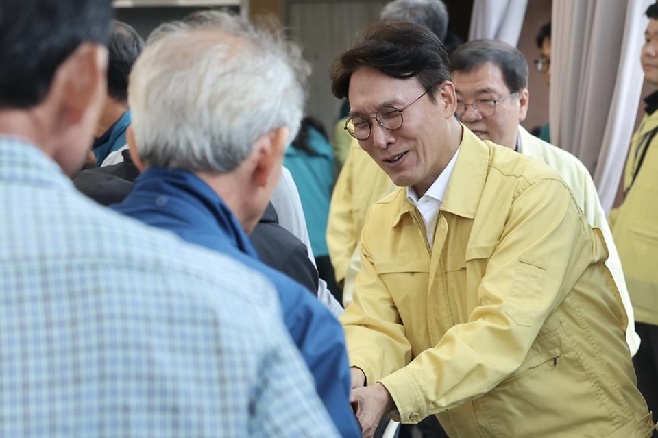 김민석 국무총리가 19일 경남 산청군 시천면 한국선비문화연구원에 마련된 산불 이재민 주거시설을 찾아 이재민과 간담회를 하고 있다.
