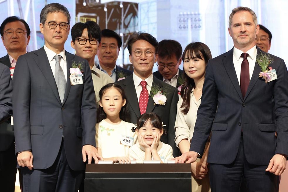 김민석 국무총리가 19일 송파구 롯데월드타워에서 열린 조선일보 '아이가 행복합니다 SEASON8'에 참석, 축사 및 기념촬영을 하고 있다.