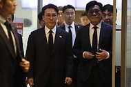 김민석 국무총리가 3일 세종시의 한 장례식장에 마련된 국가전산망 담당 행정안전부 공무원 빈소를 찾아 조문을 하고 있다.