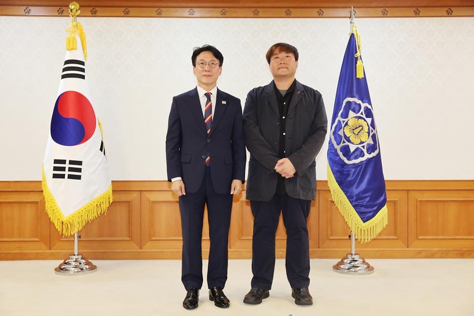 김민석 국무총리가 4일 세종대로 정부서울청사에서 이태원 참사 추모위 위원들에게 위촉장을 수여하고 있다.