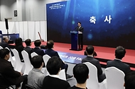 김민석 국무총리가 21일 강서구 코엑스 마곡에서 열린 2025 민관합동 상생협력 채용박람회 개막식에서 축사 및 기념촬영을 하고 있다.