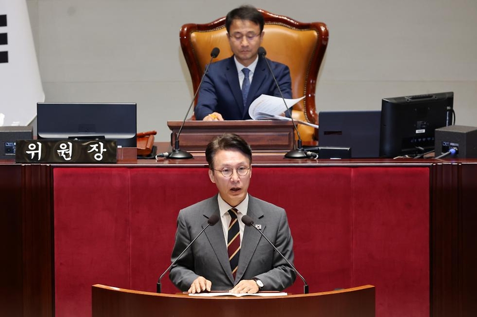 김민석 국무총리가 25일 국회에서 열린 예산결산특별위원회 전체 회의에 출석, 인사말을 하고 있다.