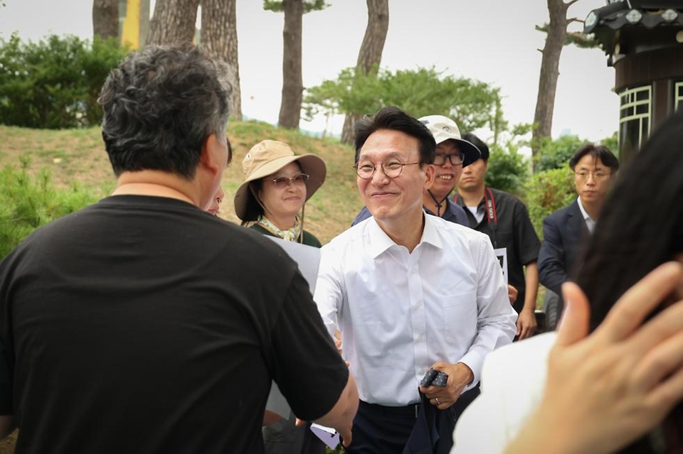 김민석 국무총리가 4일 용산 대통령실 앞에서 항의 집회 중인 농민단체의 의견을 듣고 있다.