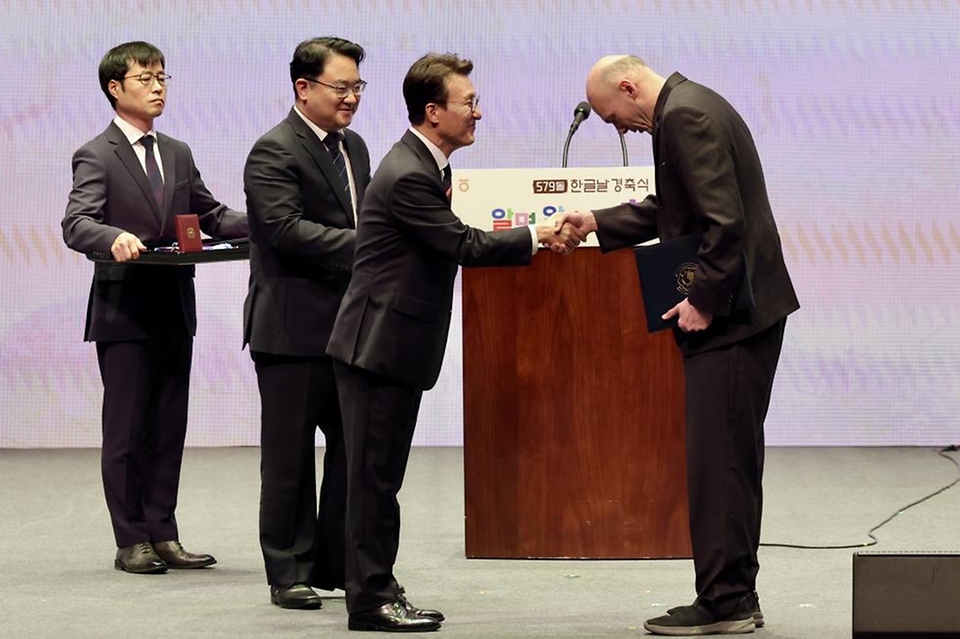 김민석 국무총리가 9일 세종문화회관에서 열린 579돌 한글날 경축식에 참석, 축사를 하고 있다.