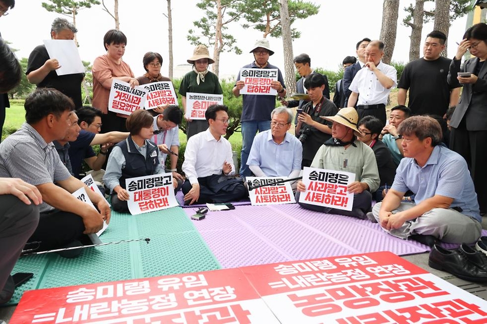 김민석 국무총리가 4일 용산 대통령실 앞에서 항의 집회 중인 농민단체의 의견을 듣고 있다.
