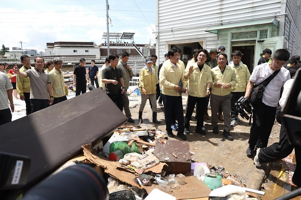 김민석 국무총리가 20일 광주 북구 신안교 일대를 찾아 침수 피해 현장을 점검하고 있다.