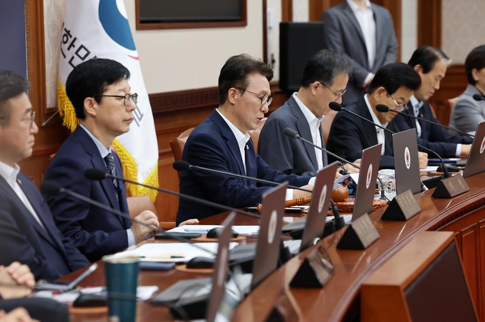 김민석 국무총리가 26일 세종대로 정부서울청사에서 열린 국무회의를 주재, 모두발언을 하고 있다.