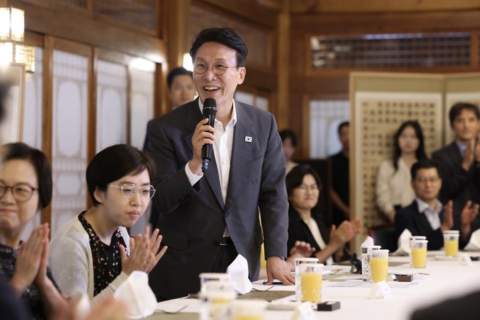 김민석 국무총리가 4일 종로구 삼청동 총리서울공관에서 열린 발달장애인 가족 초청 행사에서 인사말 및 참석자들과 기념촬영을 하고 있다.