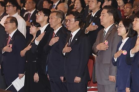 김민석 국무총리 3일 세종문화회관에서 열린 제4357주년 개천절 경축식에 참석, 경축사를 하고 있다.