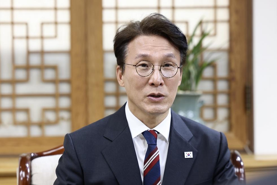김민석 국무총리가 22일 대구시청 동인청사를 방문, 김정기 대구시장 권한대행과 대구시 현안 사업에 대해 논의를 하고 있다.