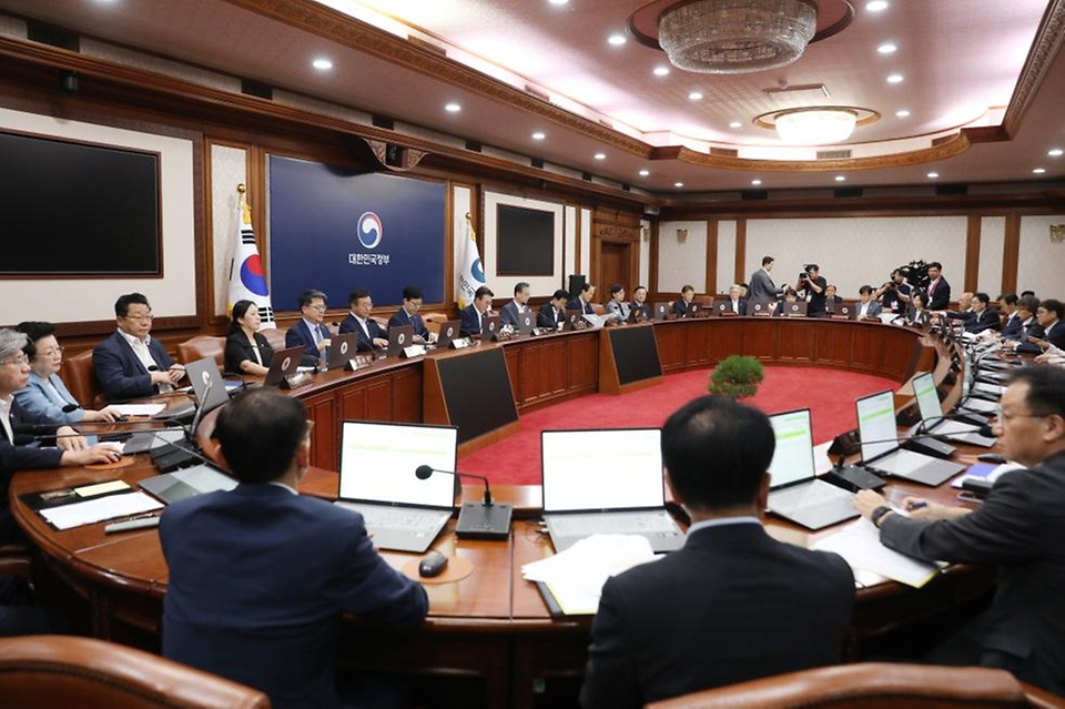 김민석 국무총리가 26일 세종대로 정부서울청사에서 열린 국무회의를 주재, 모두발언을 하고 있다.