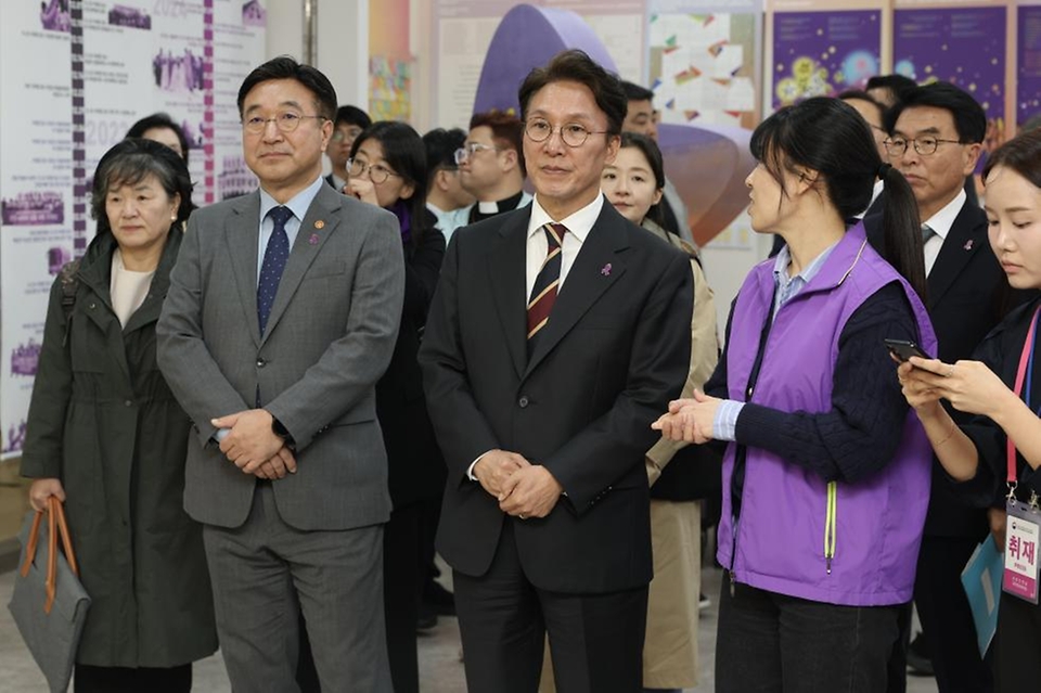 김민석 국무총리가 20일 종로구 별들의집에서 열린 10·29 이태원 참사 유가족과의 현장간담회에서 인사말을 하고 있다.