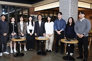 김민석 국무총리가 22일 대구 계명대학교 성서캠퍼스에서 열린 '미래대화 1·2·3 #청년일자리' 제4차 K-토론나라에서 청년들과 대화를 나누고 있다.