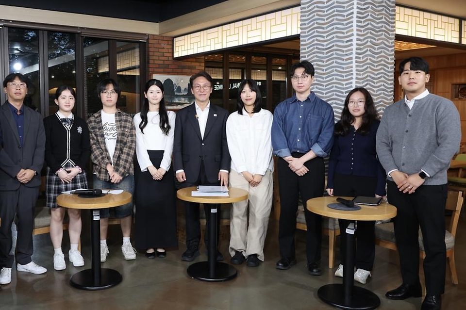 김민석 국무총리가 22일 대구 계명대학교 성서캠퍼스에서 열린 '미래대화 1·2·3 #청년일자리' 제4차 K-토론나라에서 청년들과 대화를 나누고 있다.