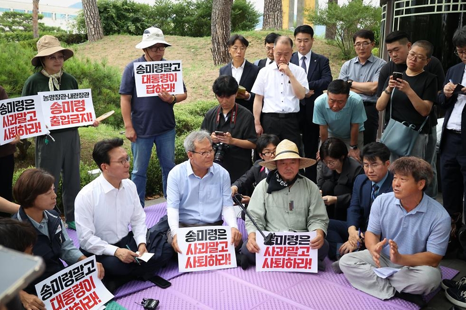 김민석 국무총리가 4일 용산 대통령실 앞에서 항의 집회 중인 농민단체의 의견을 듣고 있다.