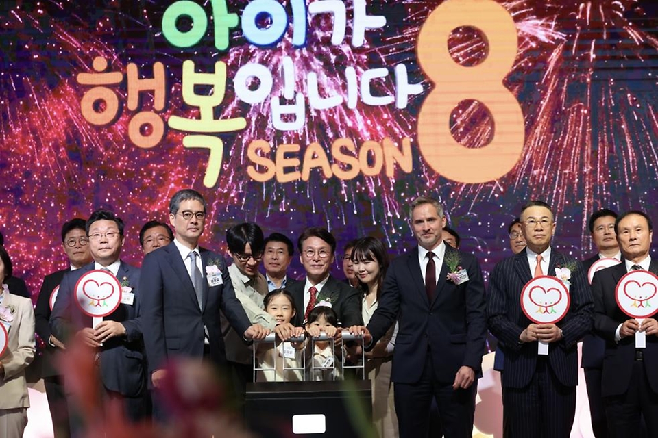 김민석 국무총리가 19일 송파구 롯데월드타워에서 열린 조선일보 '아이가 행복합니다 SEASON8'에 참석, 축사 및 기념촬영을 하고 있다.