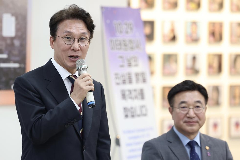 김민석 국무총리가 20일 종로구 별들의집에서 열린 10·29 이태원 참사 유가족과의 현장간담회에서 인사말을 하고 있다.