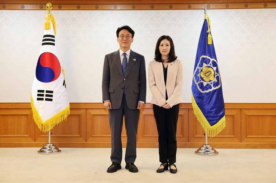 김민석 국무총리가 31일 세종대로 정부서울청사에서 열린 차관급 임명장 수여식에서 임명장 전달 및 기념촬영을 하고 있다.