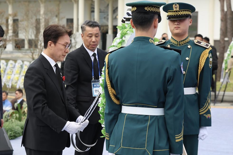 김민석 국무총리가 19일 전남 구례군 지리산역사문화관에서 열린 여수·순천 10·19사건 제77주기 합동 추념식에 참석, 추념사를 하고 있다.