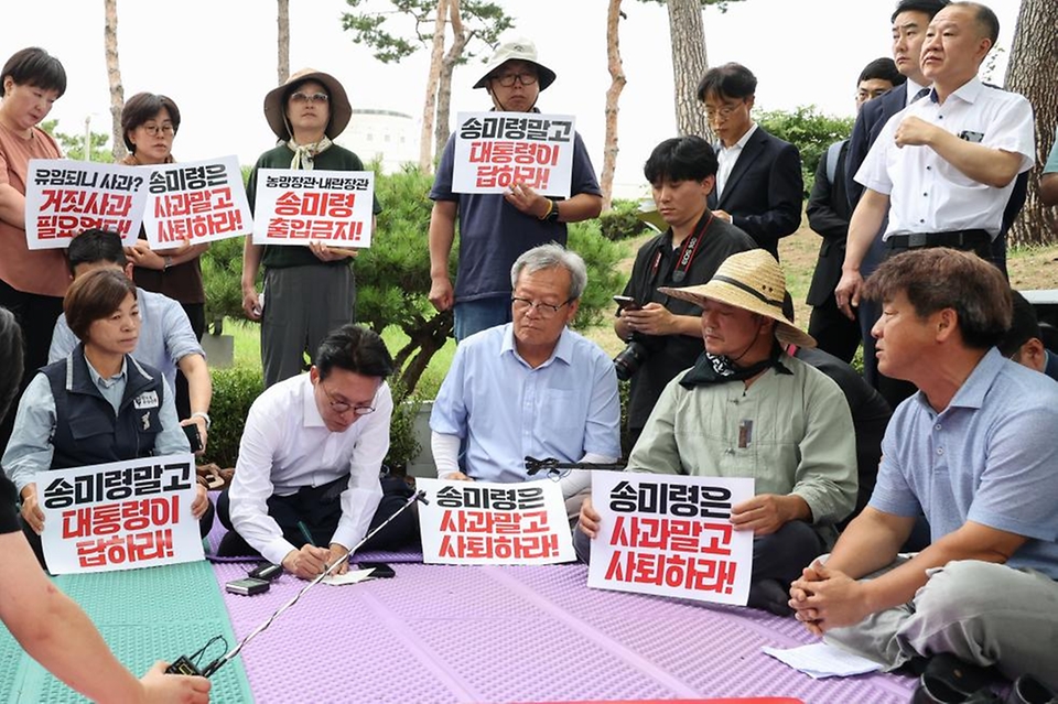김민석 국무총리가 4일 용산 대통령실 앞에서 항의 집회 중인 농민단체의 의견을 듣고 있다.