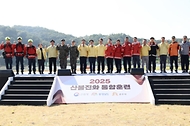 김민석 국무총리가 22일 충남 공주시 공산성 일대에서 열린 2025년 산불진화 통합훈련에 참석, 산불 진화 장비를 살펴보고 있다.