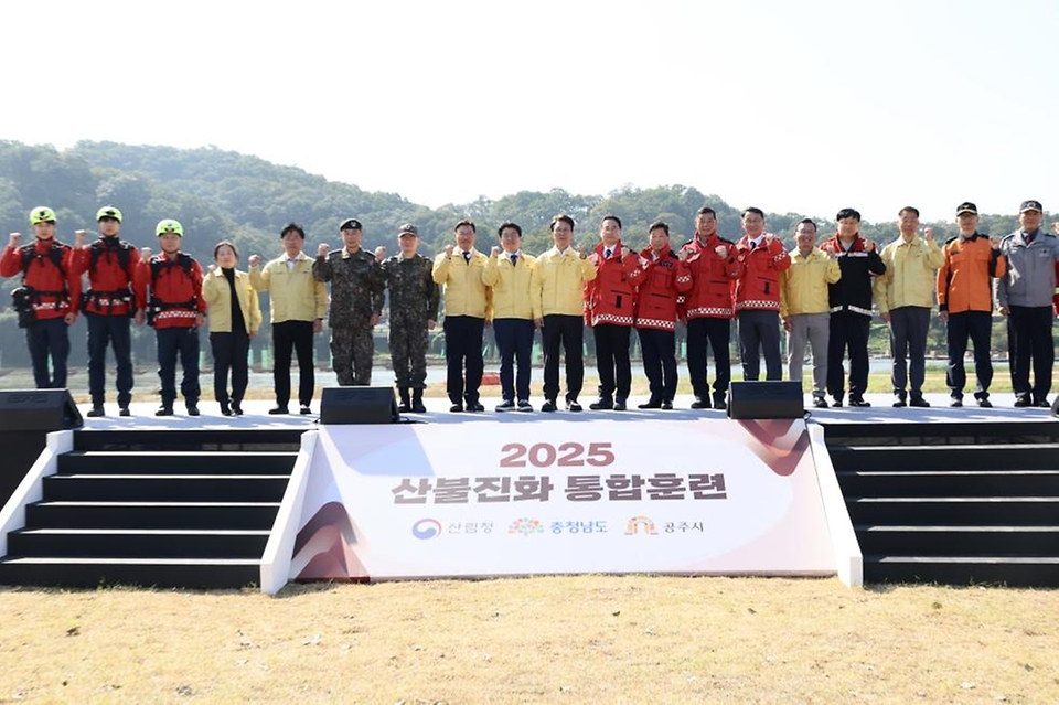 김민석 국무총리가 22일 충남 공주시 공산성 일대에서 열린 2025년 산불진화 통합훈련에 참석, 산불 진화 장비를 살펴보고 있다.