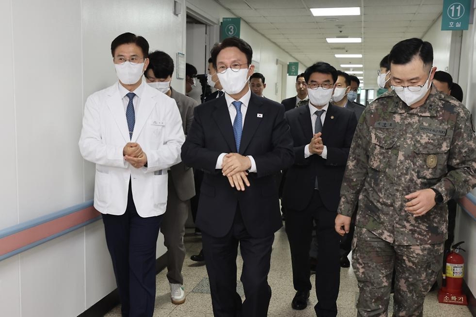 김민석 국무총리가 4일 경기도 성남시 국군수도병원을 방문, 입원 중인 병사를 위로하고 있다.