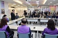김민석 국무총리가 20일 종로구 별들의집에서 열린 10·29 이태원 참사 유가족과의 현장간담회에서 인사말을 하고 있다.