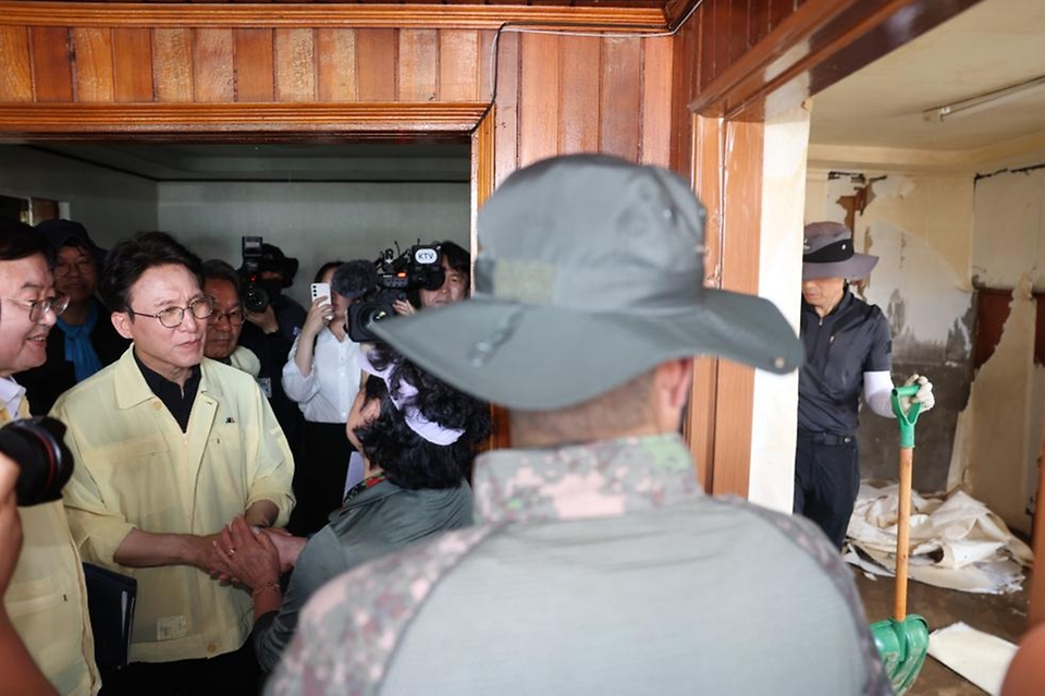 김민석 국무총리가 20일 광주 북구 신안교 일대를 찾아 침수 피해 현장을 점검하고 있다.