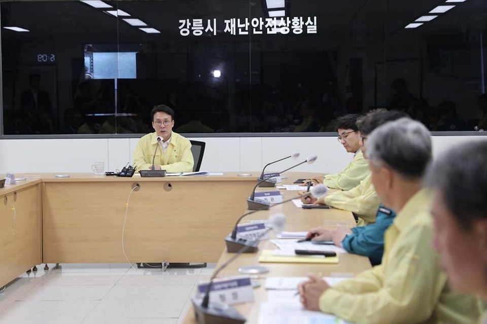 김민석 국무총리가 5일 강원 강릉시청 재난상황실에서 열린 강릉 가뭄 대책회의를 주재하고 있다.