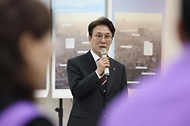 김민석 국무총리가 20일 종로구 별들의집에서 열린 10·29 이태원 참사 유가족과의 현장간담회에서 인사말을 하고 있다.