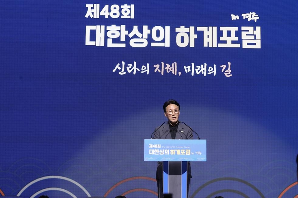 김민석 국무총리가 16일 경북 경주시 라한셀렉트 호텔에서 열린 제48회 대한상공회의소 하계포럼에 참석, 기조연설을 하고 있다.