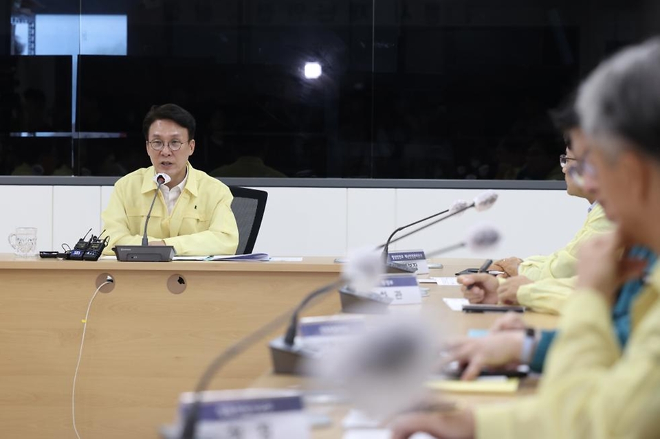 김민석 국무총리가 5일 강원 강릉시청 재난상황실에서 열린 강릉 가뭄 대책회의를 주재하고 있다.