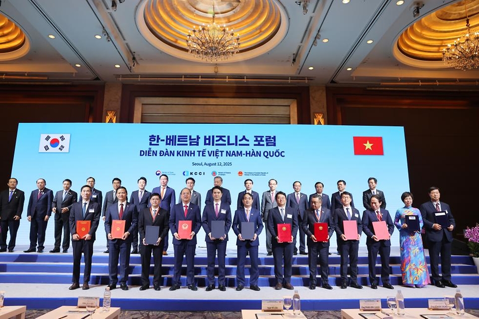 김민석 국무총리가 12일 중구 롯데호텔에서 열린 한-베트남 비즈니스 포럼에 참석, 기조연설을 하고 있다.