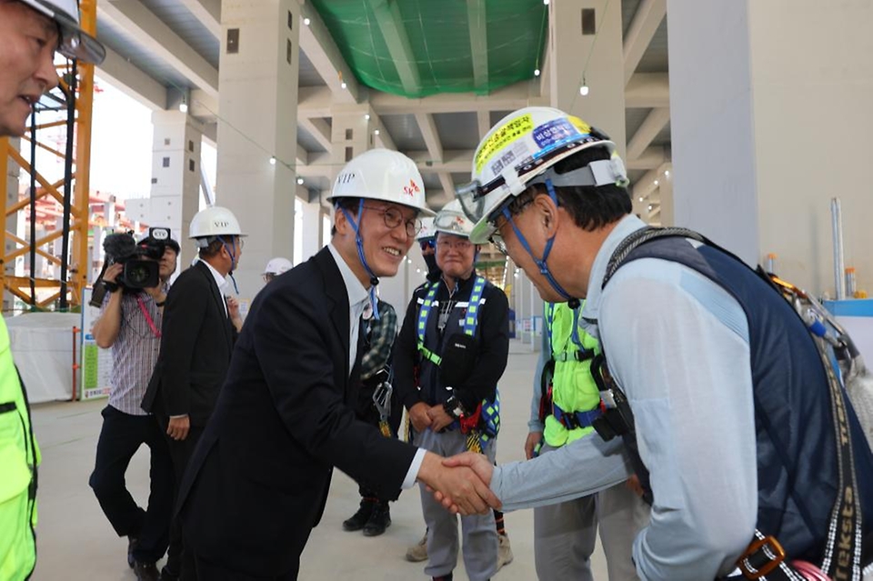 김민석 국무총리가 11일 경기도 용인시 처인구 용인 반도체 클러스터 공사 현장을 방문, 현황 보고를 받고 있다.