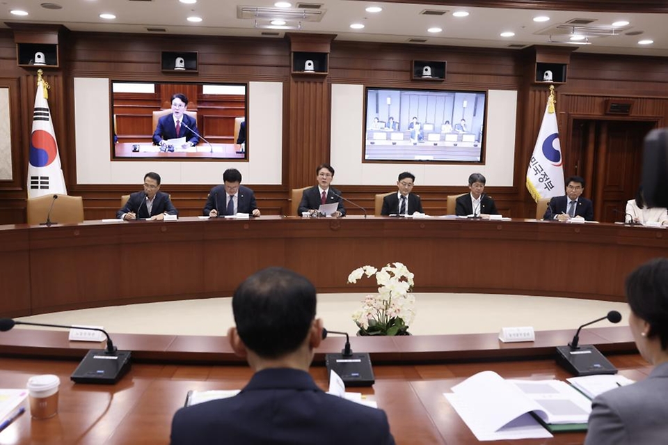 김민석 국무총리가 24일 세종대로 정부서울청사에서 열린 국정현안관계장관회의를 주재, 모두발언을 하고 있다.