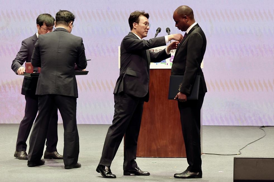 김민석 국무총리가 9일 세종문화회관에서 열린 579돌 한글날 경축식에 참석, 축사를 하고 있다.