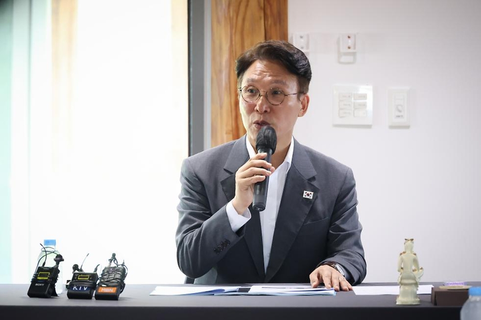 김민석 국무총리가 29일 경북 경주시 플레이스씨 갤러리에서 열린 APEC 문화·관광 분야 현장점검 회의에서 모두발언을 하고 있다.