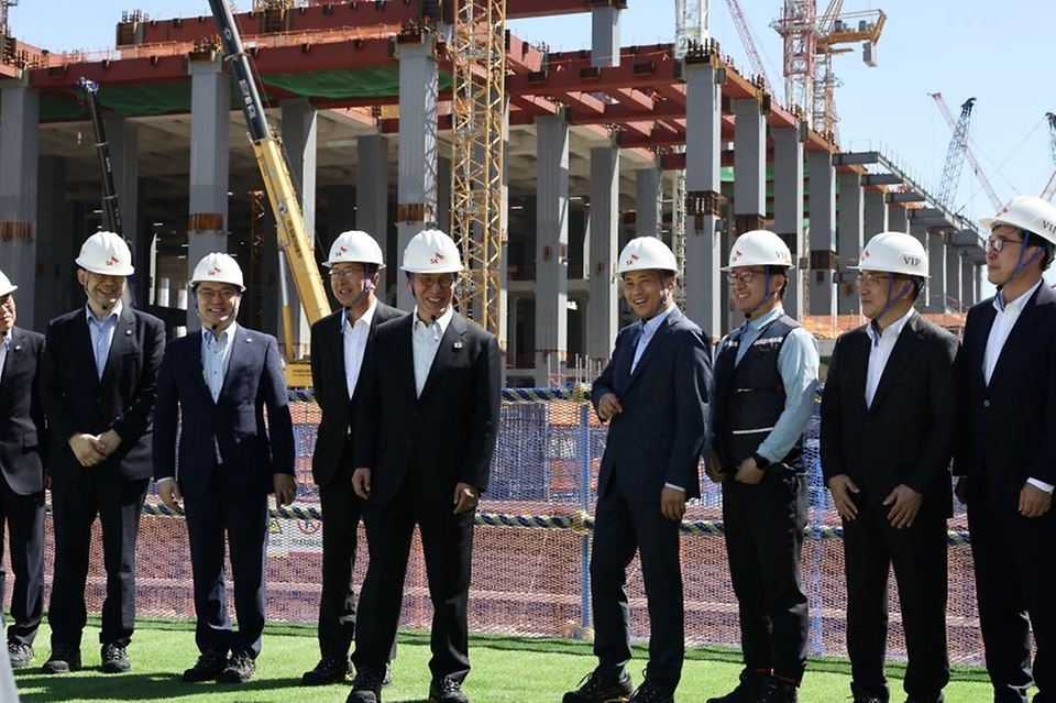 김민석 국무총리가 11일 경기도 용인시 처인구 용인 반도체 클러스터 공사 현장을 방문, 현황 보고를 받고 있다.