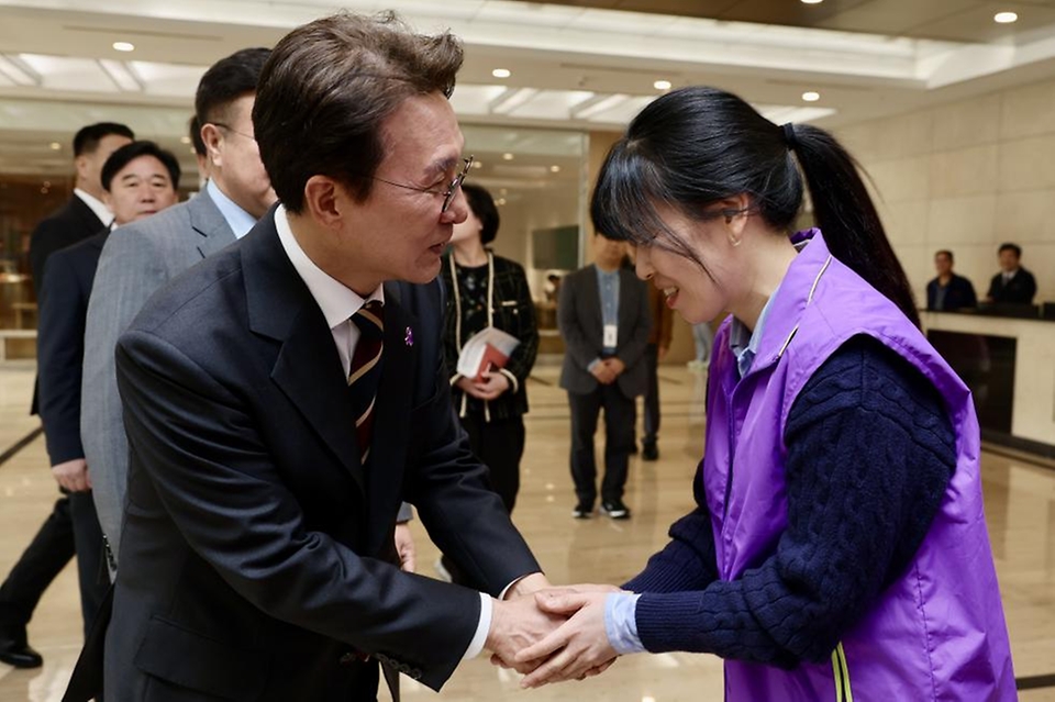 김민석 국무총리가 20일 종로구 별들의집에서 열린 10·29 이태원 참사 유가족과의 현장간담회에서 인사말을 하고 있다.