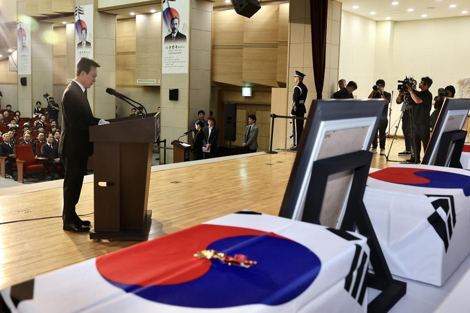 김민석 국무총리가 13일 동작구 국립서울현충원에서 열린 국외 안장 독립유공자 유해봉환식에서 분향 및 묵념을 하고 있다.