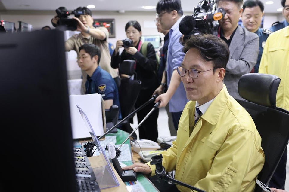 김민석 국무총리가 추석 연휴를 하루 앞둔 2일 종로구 서울경찰청 112종합상황실을 방문, 현황 점검하고 있다.